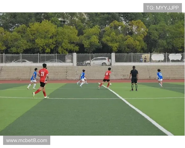 民大与农大足球激战正酣 两校足球精英同场竞技展风采