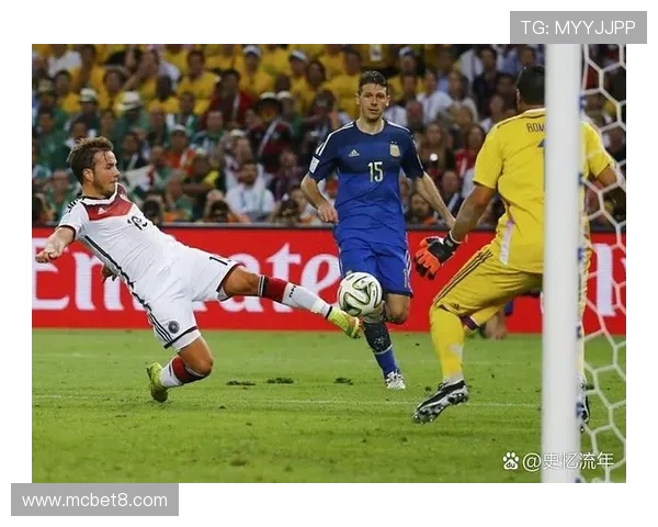 脚下功夫尽显非凡一脚踢飞足球依旧丝滑流畅如行云流水