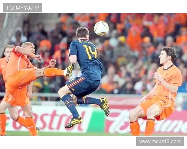 足球比赛中用身体断球是否构成犯规的判定标准分析